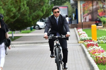 Фотография к новости: Ночью грузчиком работал, чтобы родителям помочь - секретарь "Нур Отан" Габидулла Абдрахимов