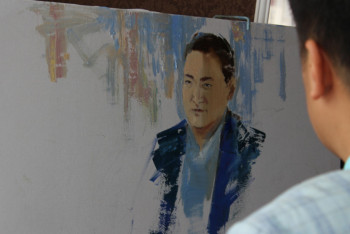 Фотография к новости: Акиму Булату Бакауову его портрет подарил молодой художник