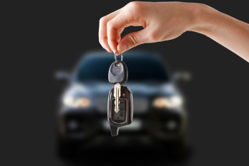 Фотография к новости: У алматинки угнали авто из-за ошибки гардеробщицы