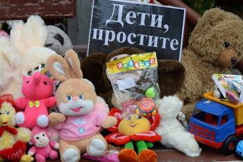 Фотография к новости: Казахстанцы запустили белые шары в небо в память жертв пожара в Кемерово