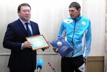 Фотография к новости: Участнику Паралимпиады Герлицу подарили миллион тенге в СКО