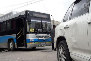 Фотография к новости: В результате ДТП с участием автобуса пострадал 7-летний ребёнок в Алматы