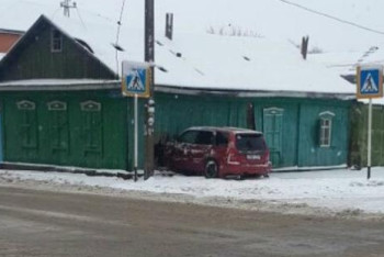 Фотография к новости: Автомобиль въехал в жилой дом в Павлодаре