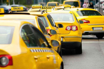 Дорогой бензин стал причиной снижения доходности таксистов 