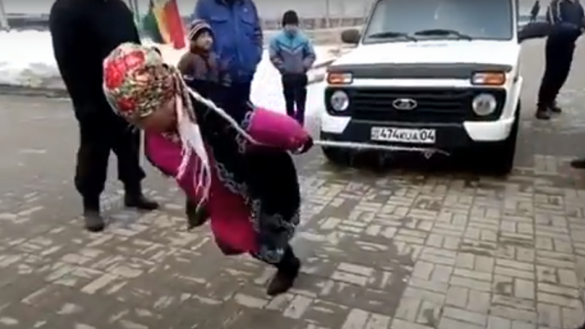 Видео "суровой актюбинской женщины" взорвало казнет