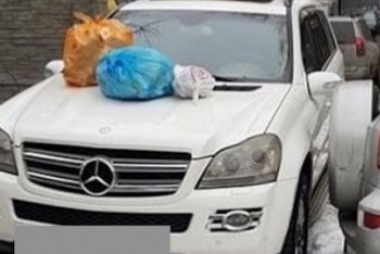 Фотография к новости: За неправильную парковку забросали мусором внедорожник в Алматы 