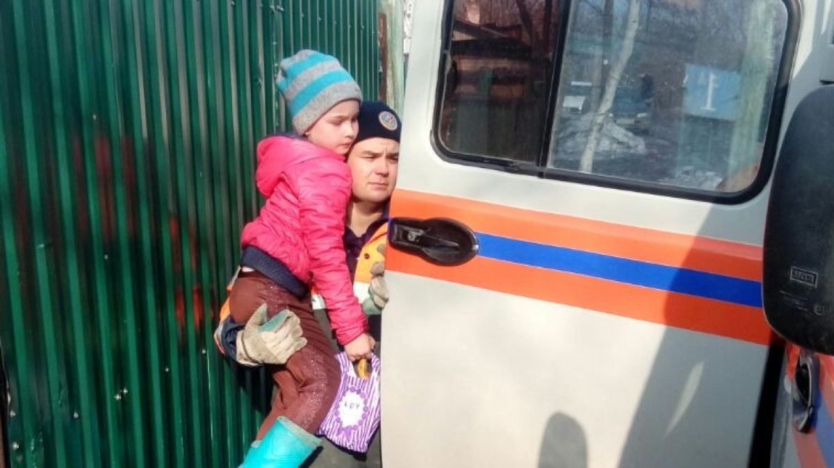 Спасатели-психологи работают в эвакуационных пунктах ВКО