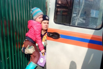 Фотография к новости: Спасатели-психологи работают в эвакуационных пунктах ВКО