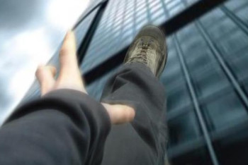 Фотография к новости: Суицид из-за девушки: мужчина пытался прыгнуть с крыши многоэтажки в Астане