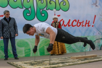 Фотография к новости: На трёх гвоздях отжался казахстанский армлестлер