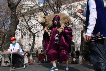 Фотография к новости: Барана весом 45 кг алматинец смог поднять 150 раз