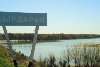 Вышедшая из берегов Сырдарья затопила трассу