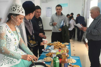 Фотография к новости: Наурыз-коже и баурсаками угощали посетителей ЦОНов по случаю праздника  