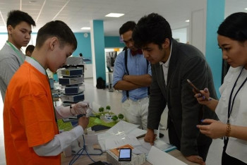 Фотография к новости: Перчатку для немых изобрёл школьник из Актобе