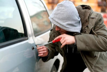 Фотография к новости: Двое мужчин похищали телефоны и планшеты около детсадов в Актобе