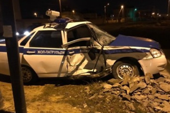 Фотография к новости: Внедорожник на полной скорости протаранил полицейскую машину в Актау