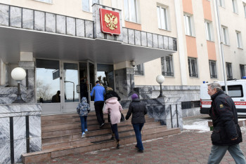 Фотография к новости: Очередь в Алматы: как голосовали россияне в выборах президента России