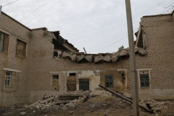 Жильцов обрушившейся двухэтажки заселить в новые дома пока не можем – аким Аральска