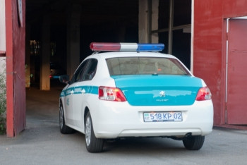 Фотография к новости: Драка полицейского с водителем на парковке актауского СТО попала на видео 