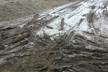 Фотография к новости: Застрявший в грязи автомобиль метеорологов вызволили спасатели