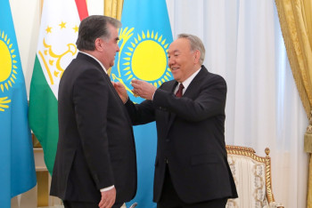 Фотография к новости: Назарбаев вручил Рахмону орден "Парасат"