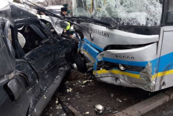 Фотография к новости: Произошло ДТП с участием автобуса и Mercedes в Алматы, есть пострадавшие