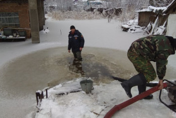 Фотография к новости: Спасатели ВКО продолжают откачку воды с придворовых территорий