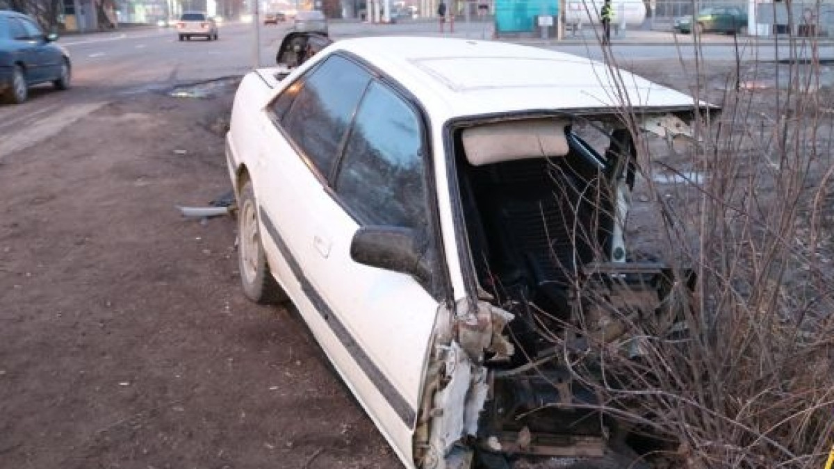 Машину разорвало пополам после ДТП в Алматы