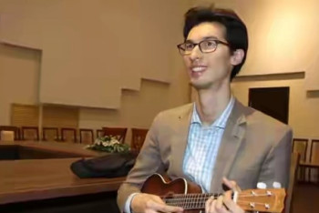 Фотография к новости: Песней на казахском языке поздравил женщин с 8 Марта пресс-атташе посольства США