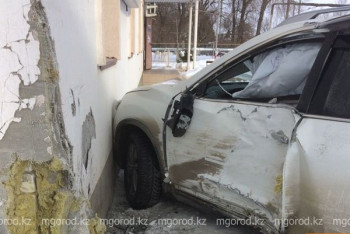 Фотография к новости: Автомобиль врезался в стену уральского пункта полиции