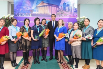 Фотография к новости: Исекешев наградил многодетных матерей столицы 