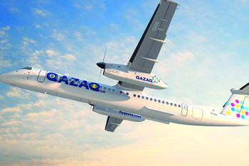 Фотография к новости: Юбилейную пассажирку встретили цветами и музыкой на борту самолёта  