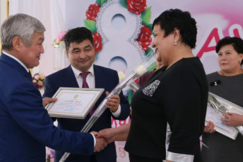 Фотография к новости: Сапарбаев подарил женщинам деньги, квартиры и путёвки на отдых