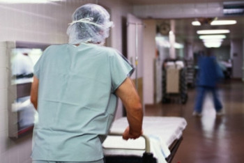 Упавшая в лестничный пролёт женщина скончалась в Костанае