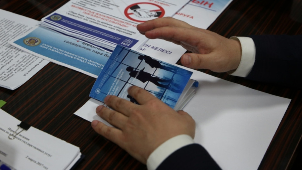 Как вести себя во внерабочее время: чиновникам ВКО раздали карманный этический кодекс