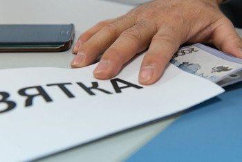 Фотография к новости: При получении взятки в 22 млн тенге задержаны столичные чиновники 