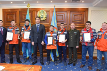 Фотография к новости: Исекешев премировал строителей, спасших мать с детьми при пожаре