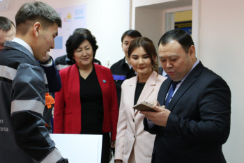 Фотография к новости: Вице-министру по делам религий подарили алюминиевый шоколад в Павлодаре