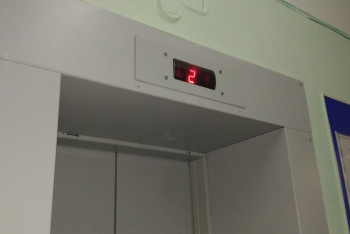 Фотография к новости: Женщина шагнула в лифт, а очнулась в шахте с переломом ребер