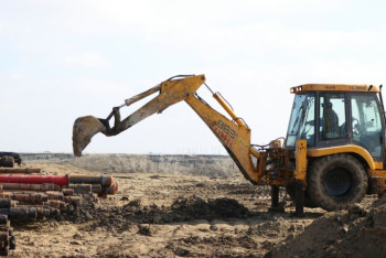 Фотография к новости: Почву в месте розлива нефти в Атырауской области проверяют экологи 