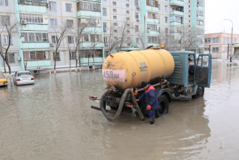 Вторые сутки идет борьба с талыми водами в Байконуре 