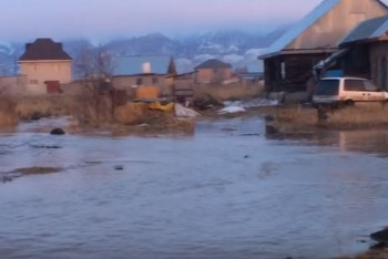 Паводки в Алматинской области: очевидцы делятся фото затопленных домов и улиц