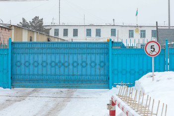 Сбежавший из СИЗО рецидивист хотел поехать в посёлок к супруге и детям - ДВД