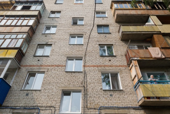 Полицейские прокомментировали случай с падением женщины с пятого этажа в Костанае