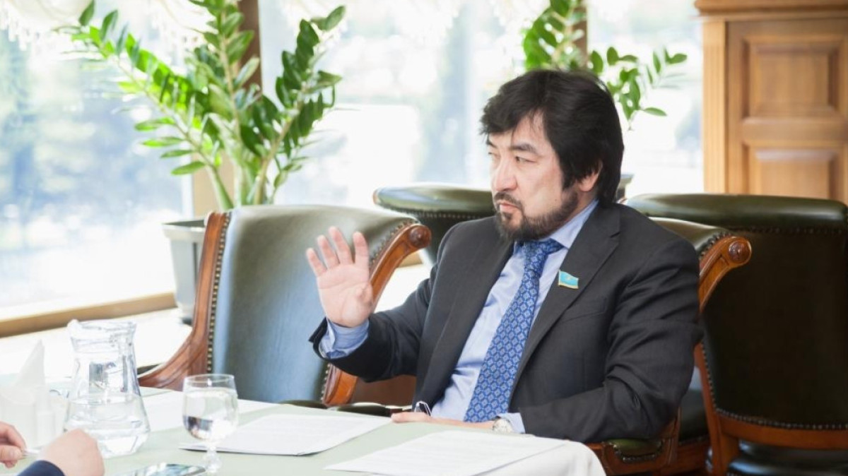 На перегруженную школьную программу сына-первоклассника пожаловался депутат Тлеухан