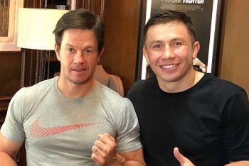 Фотография к новости: Головкин подарил перчатки со своим автографом Марку Уолбергу 