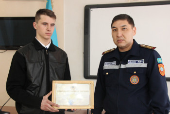 Подростка, спасшего двух людей при пожаре, наградили карагандинские спасатели