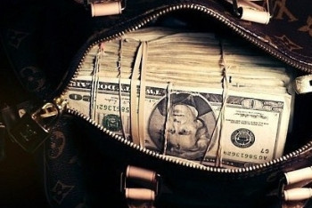 Фотография к новости: Спортивные сумки с долларами лежали у Муратхана под кроватью - бывшая жена Токмади