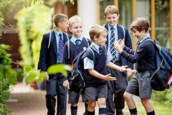 Фотография к новости: Жители Шымкента возмущены частыми проверками личных вещей учеников в одной из школ города