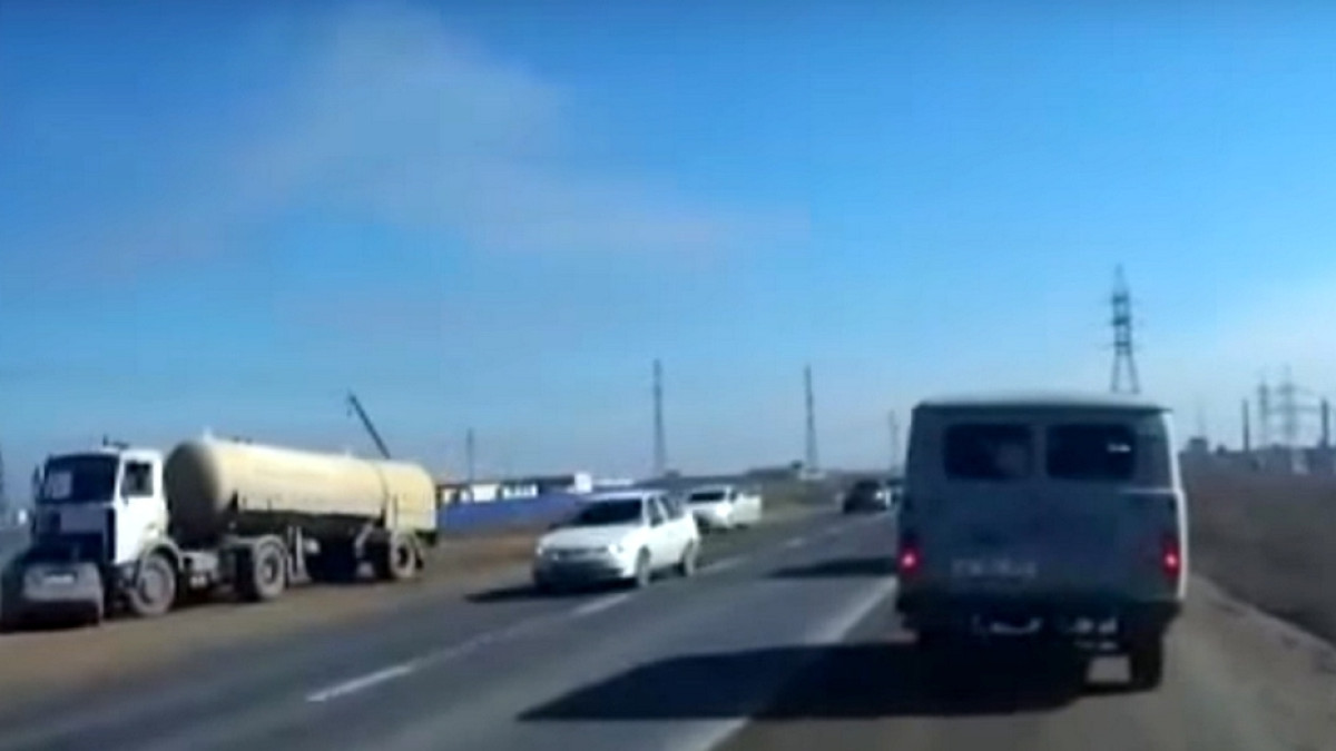 Газовоз и легковушка столкнулись лоб в лоб в Актау 